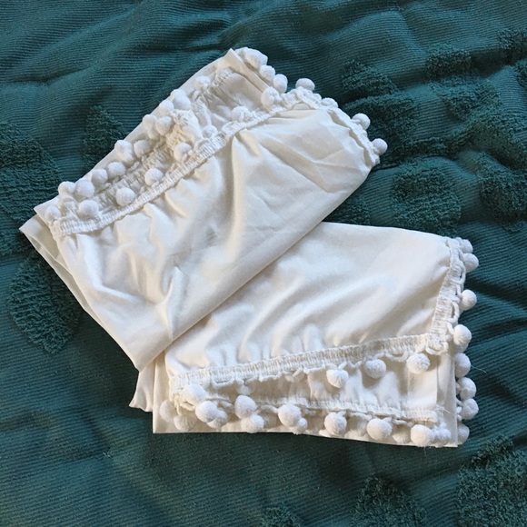 adorable white pom-pom curtains - Picture 4 of 7